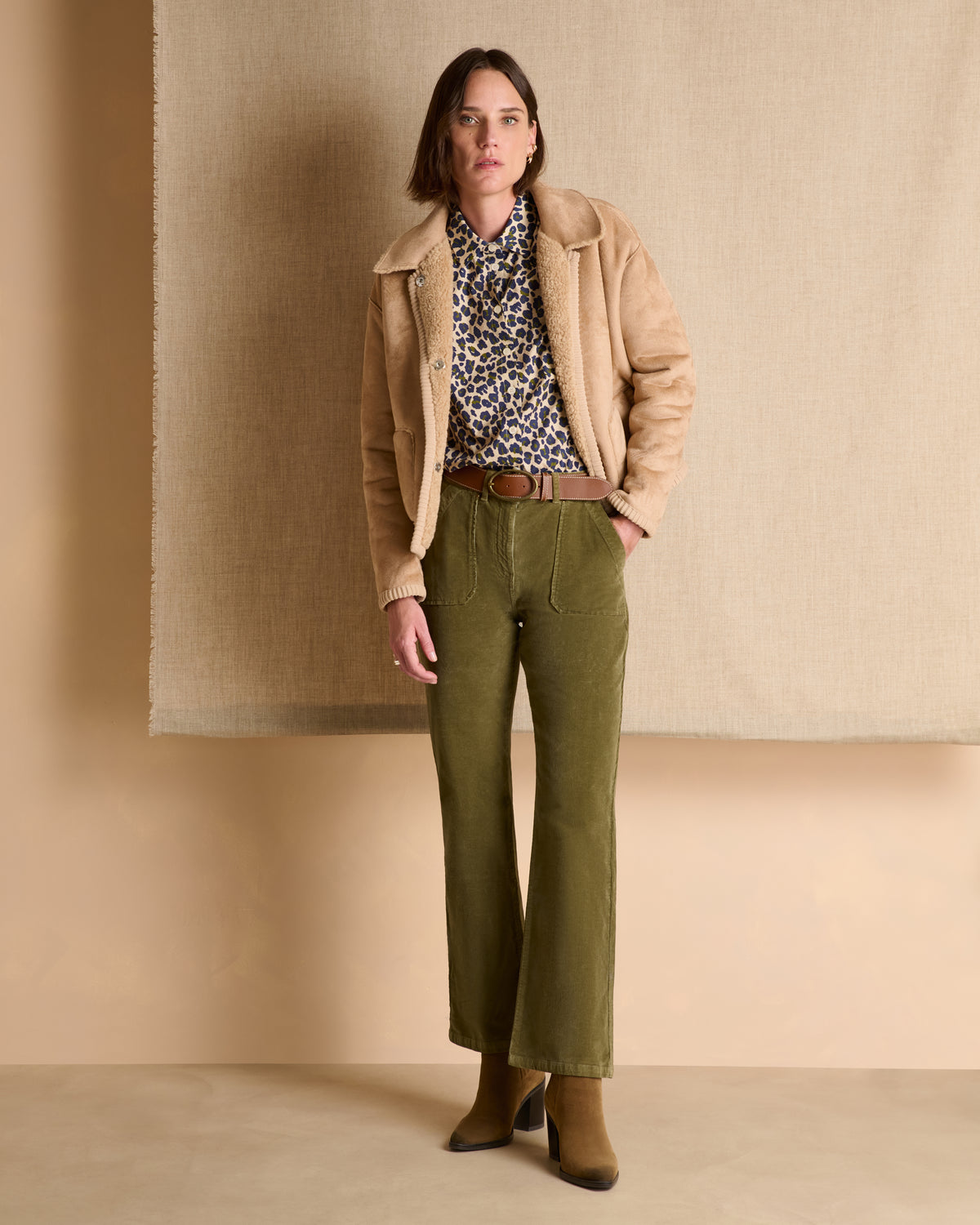 Pantalon vert coupe droite en velours de coton stretch