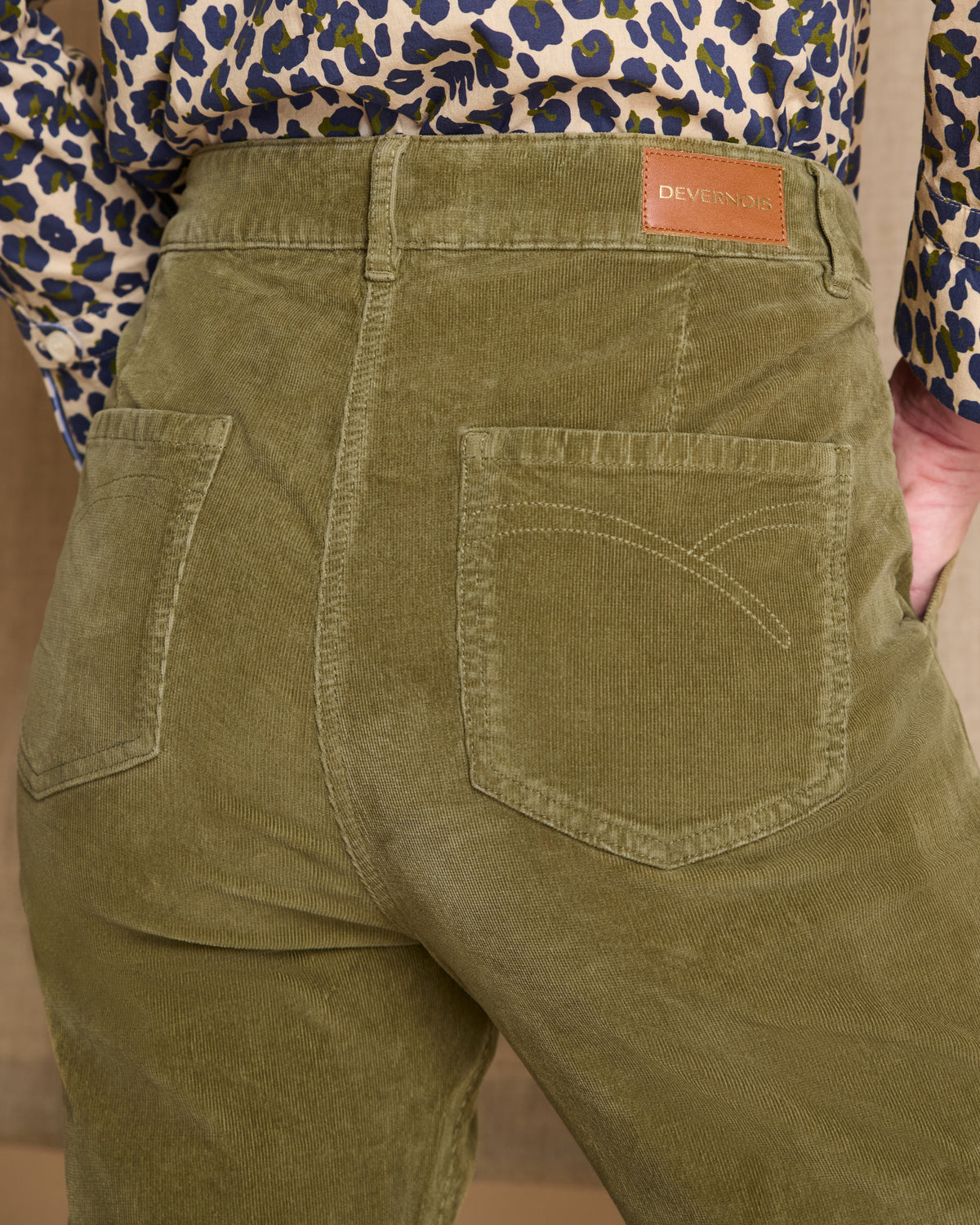 Pantalon vert coupe droite en velours de coton stretch