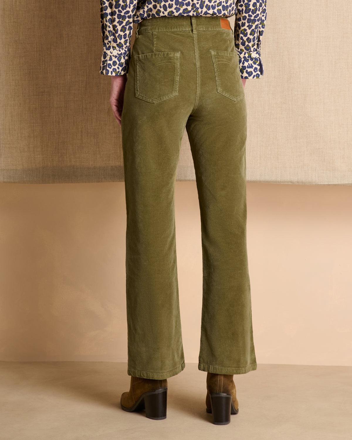 Pantalon vert coupe droite en velours de coton stretch