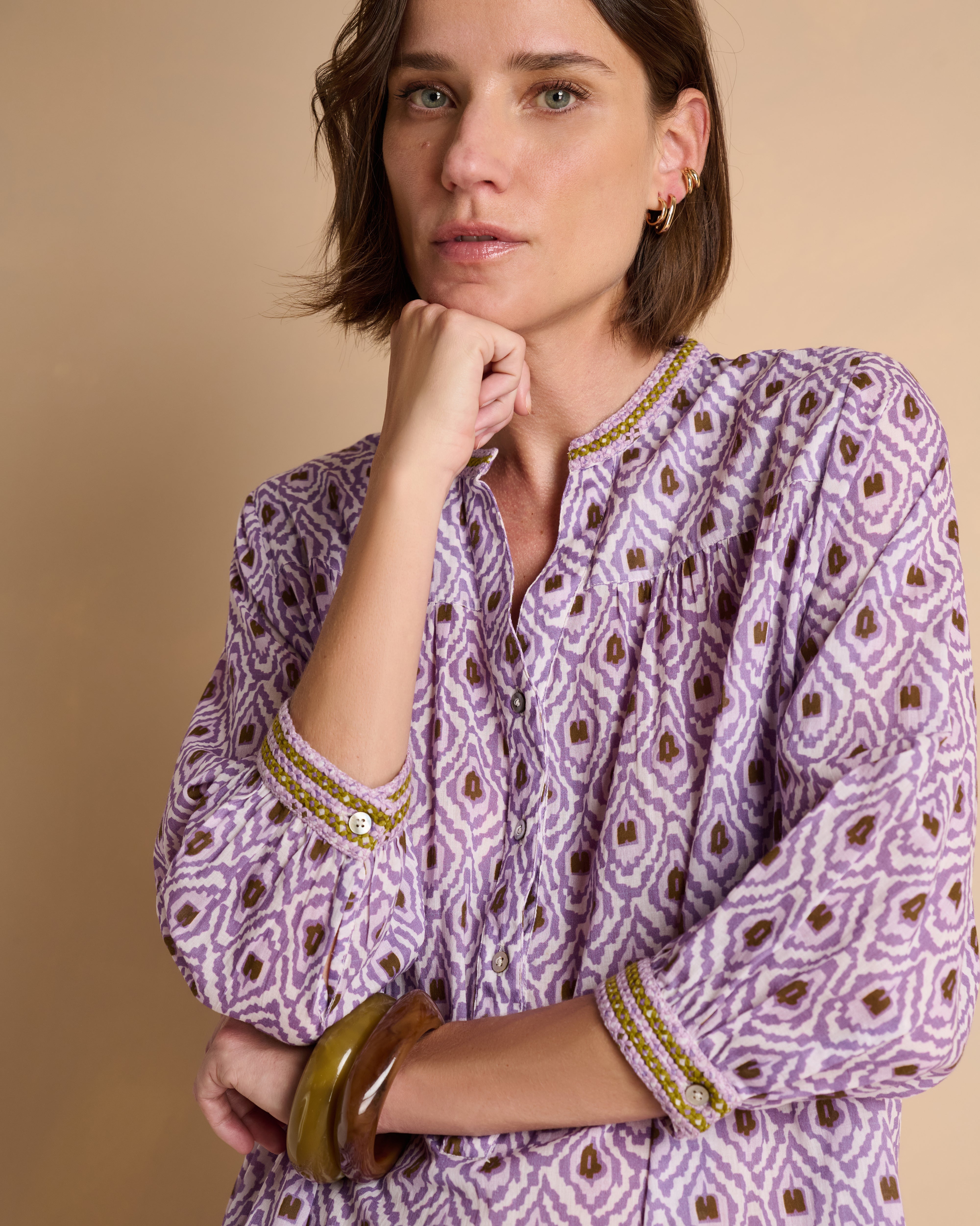 Robe imprimée violette avec un volant en popeline de coton