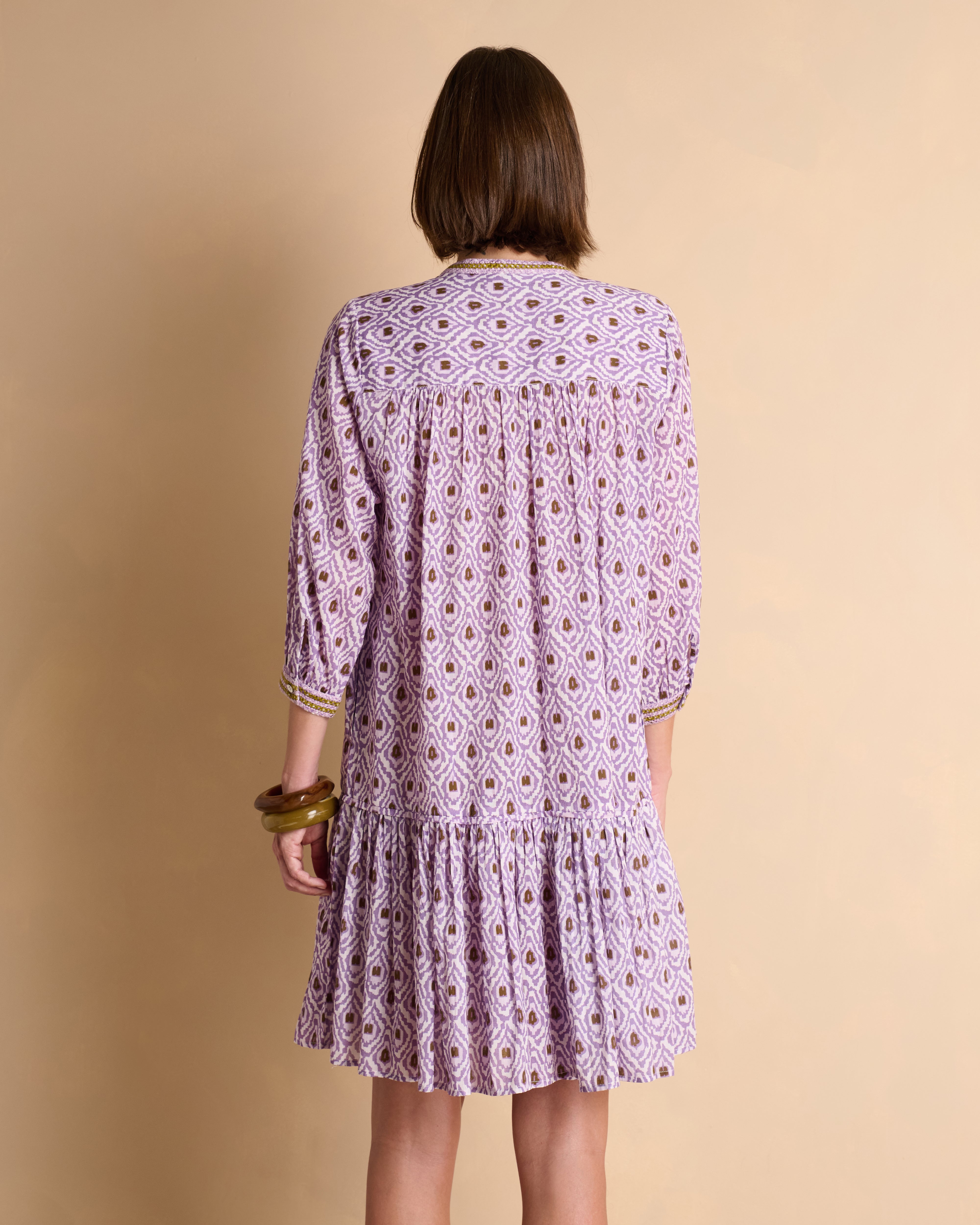 Robe imprimée violette avec un volant en popeline de coton
