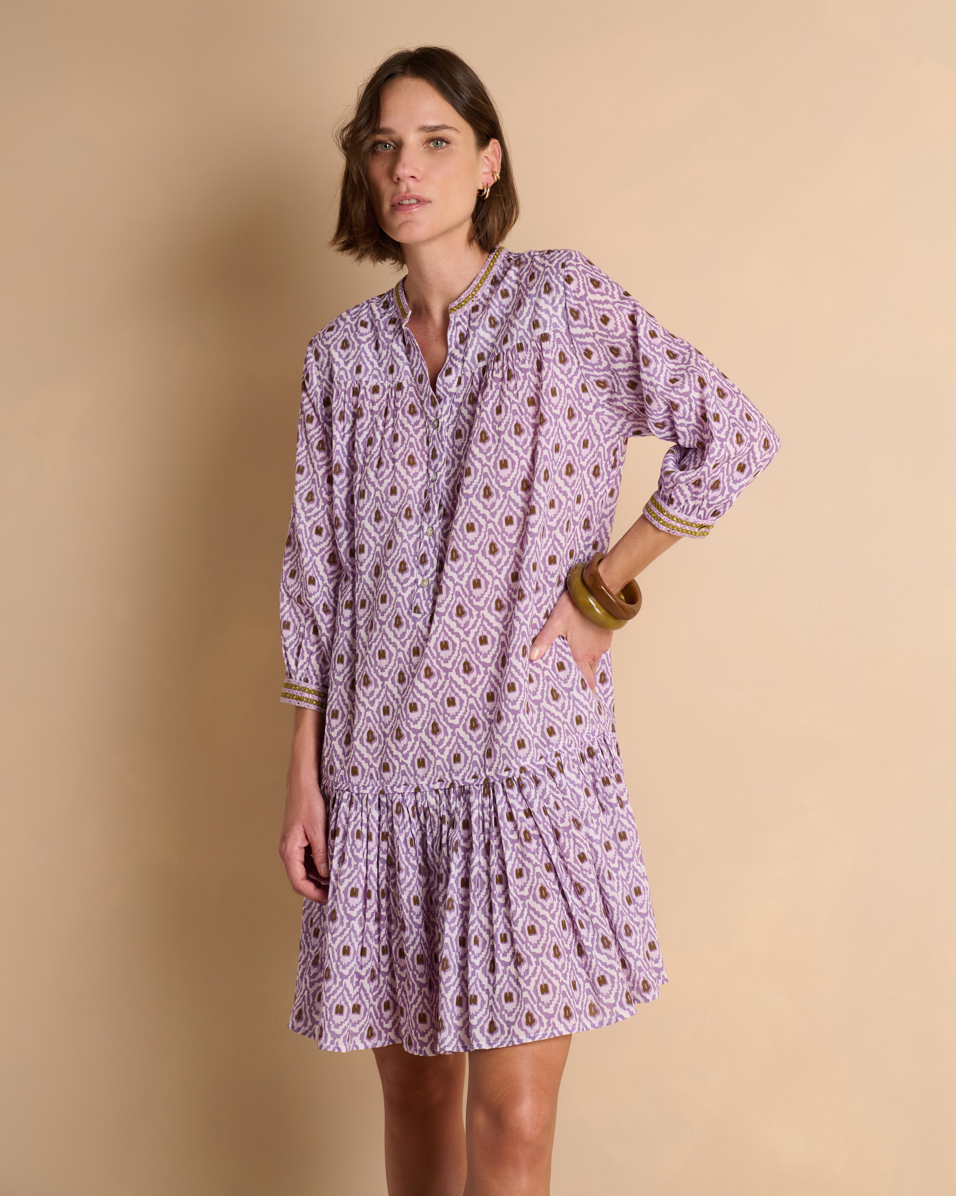 Robe imprimée violette avec un volant en popeline de coton