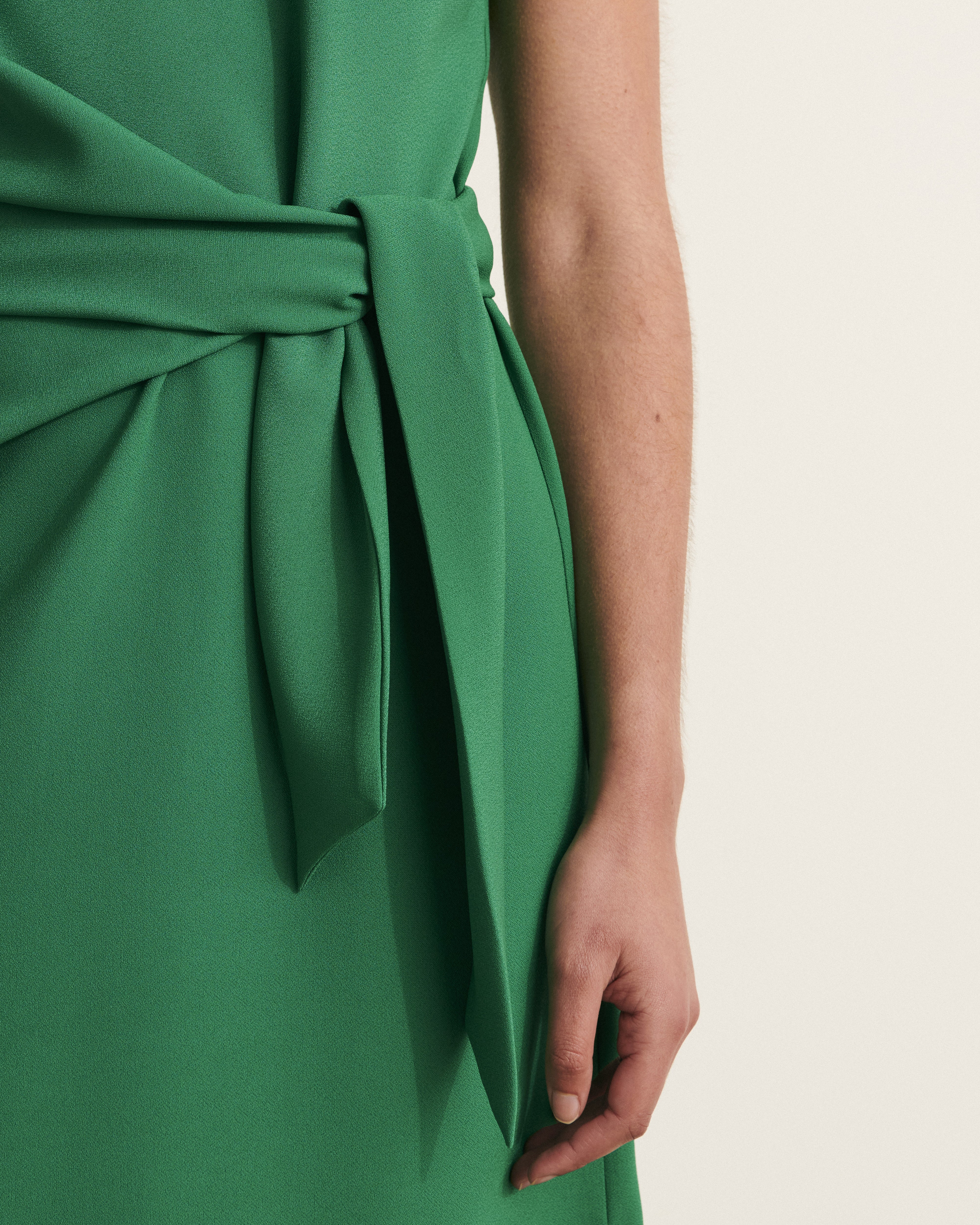 robe longue drapée verte en crêpe envers satin
