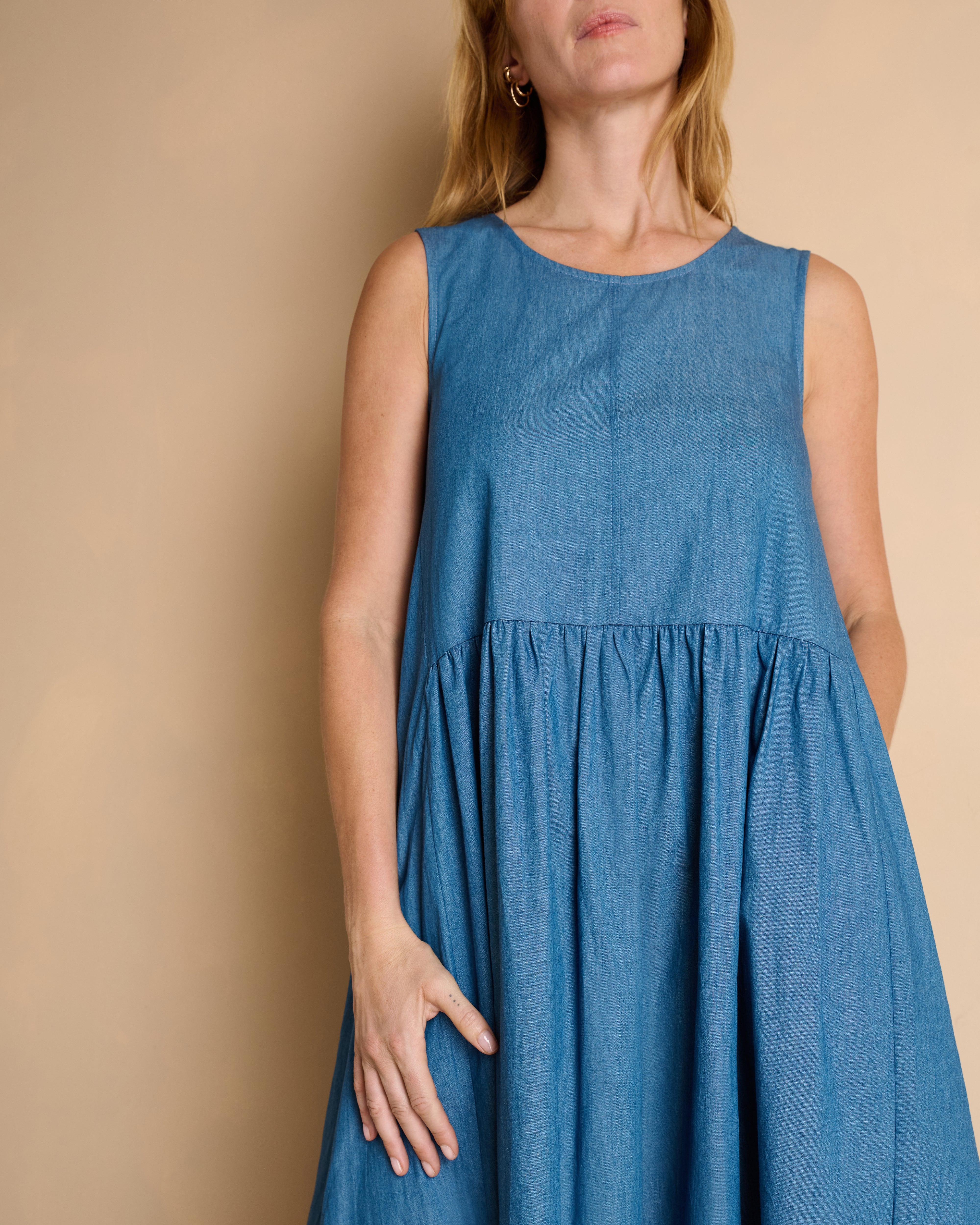 Robe longue bleue sans manches en tencel