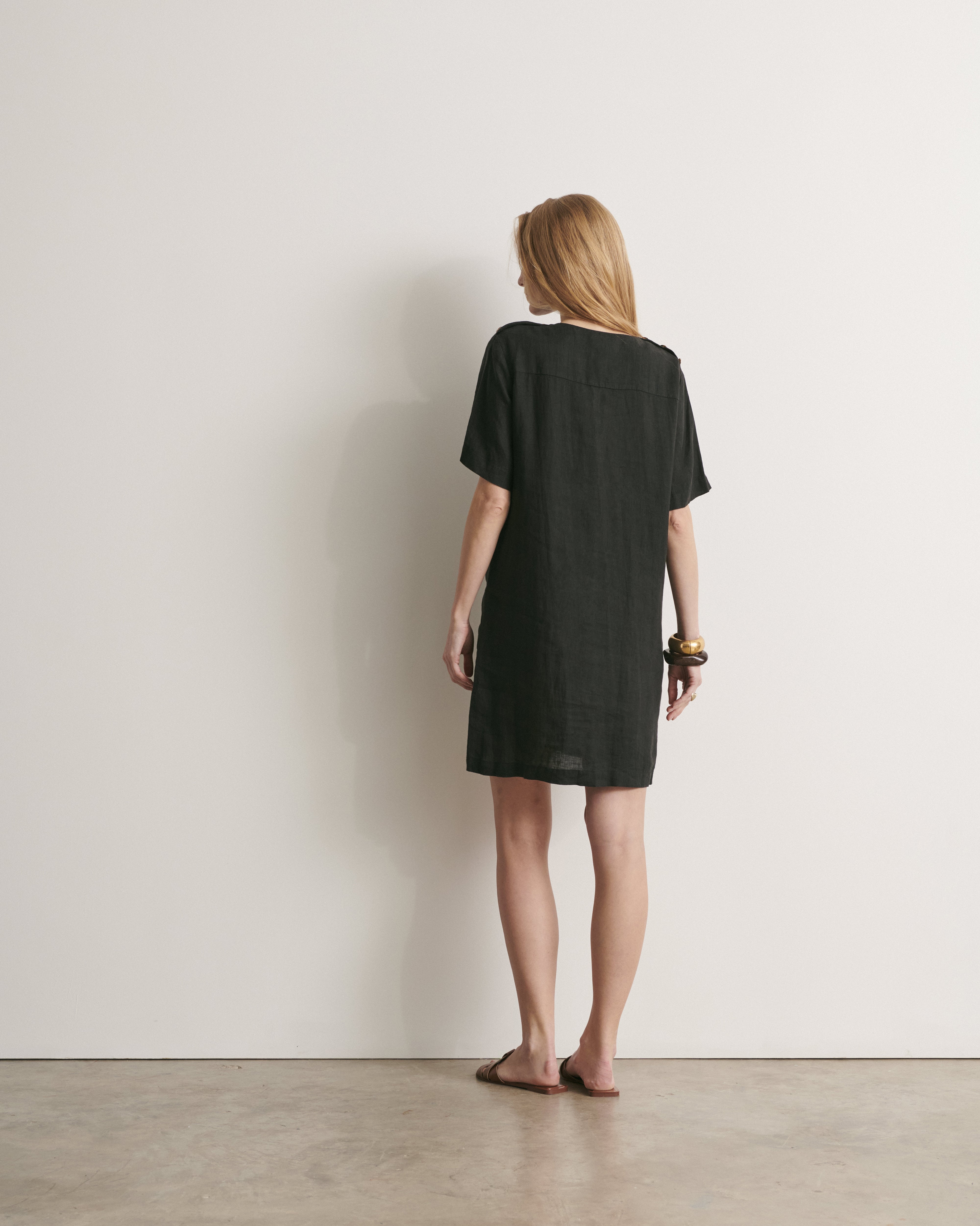 robe droite en lin leger noir encolure V