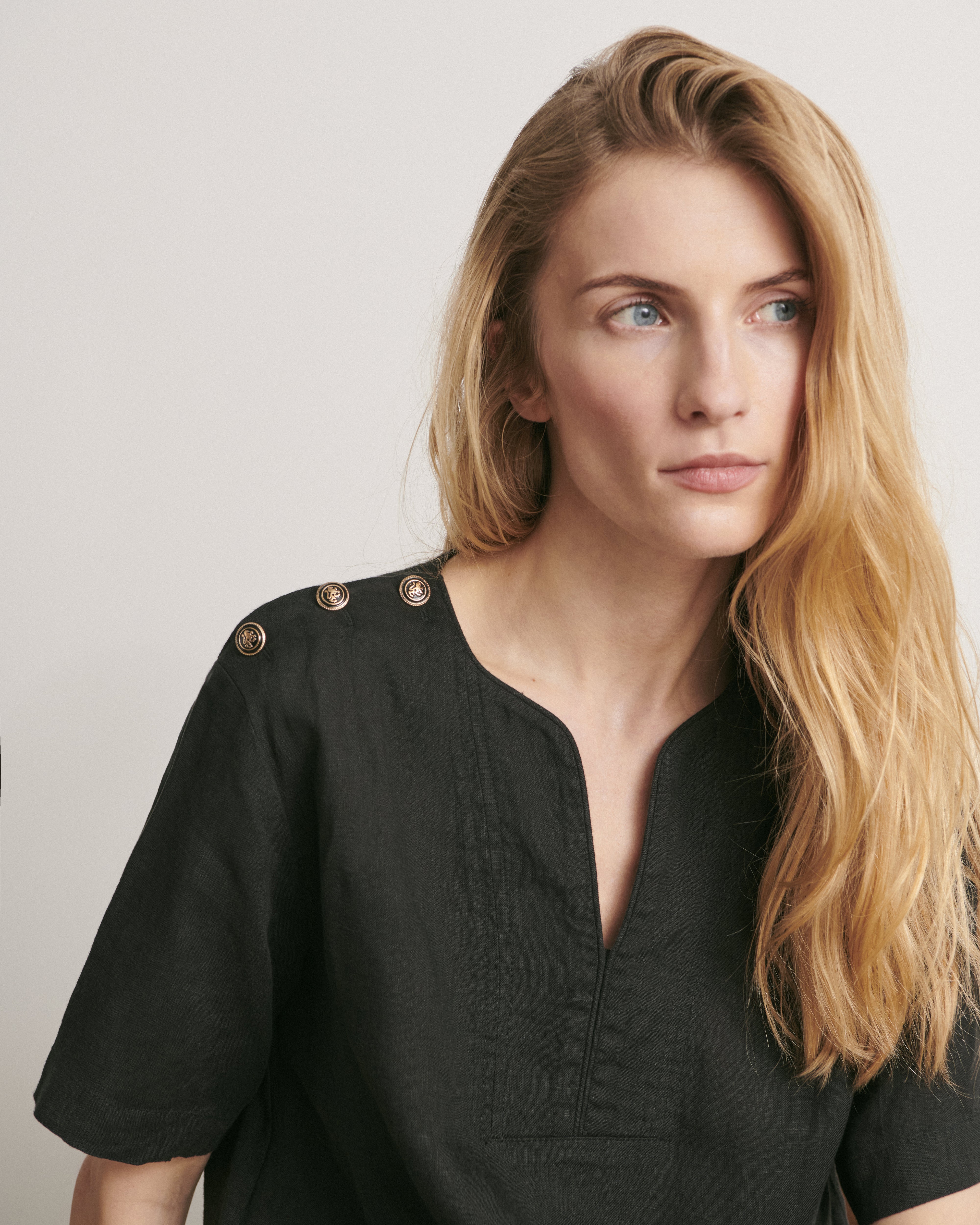robe droite en lin leger noir encolure V