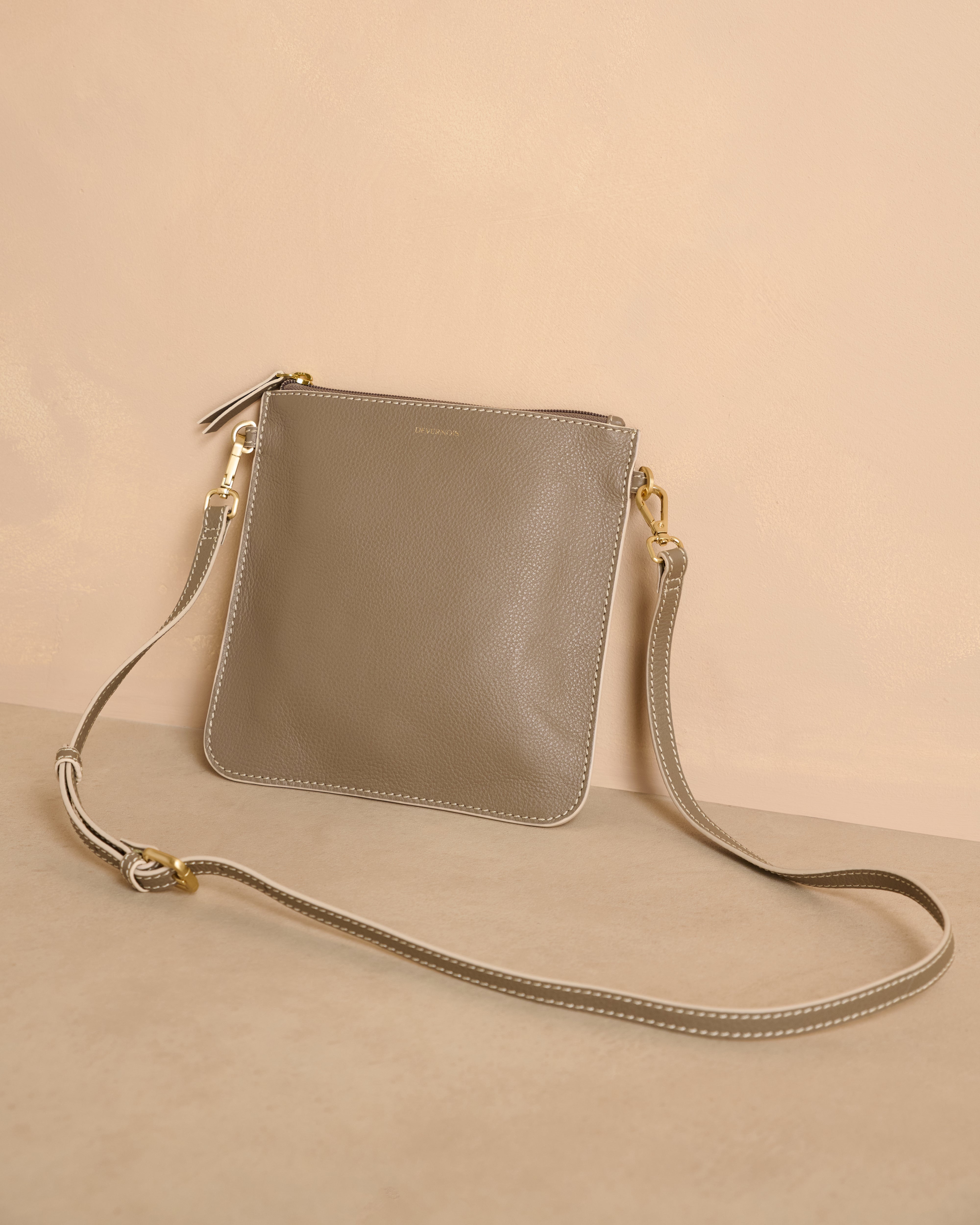 Sac bandoulière plate beige en cuir grainé de vachette
