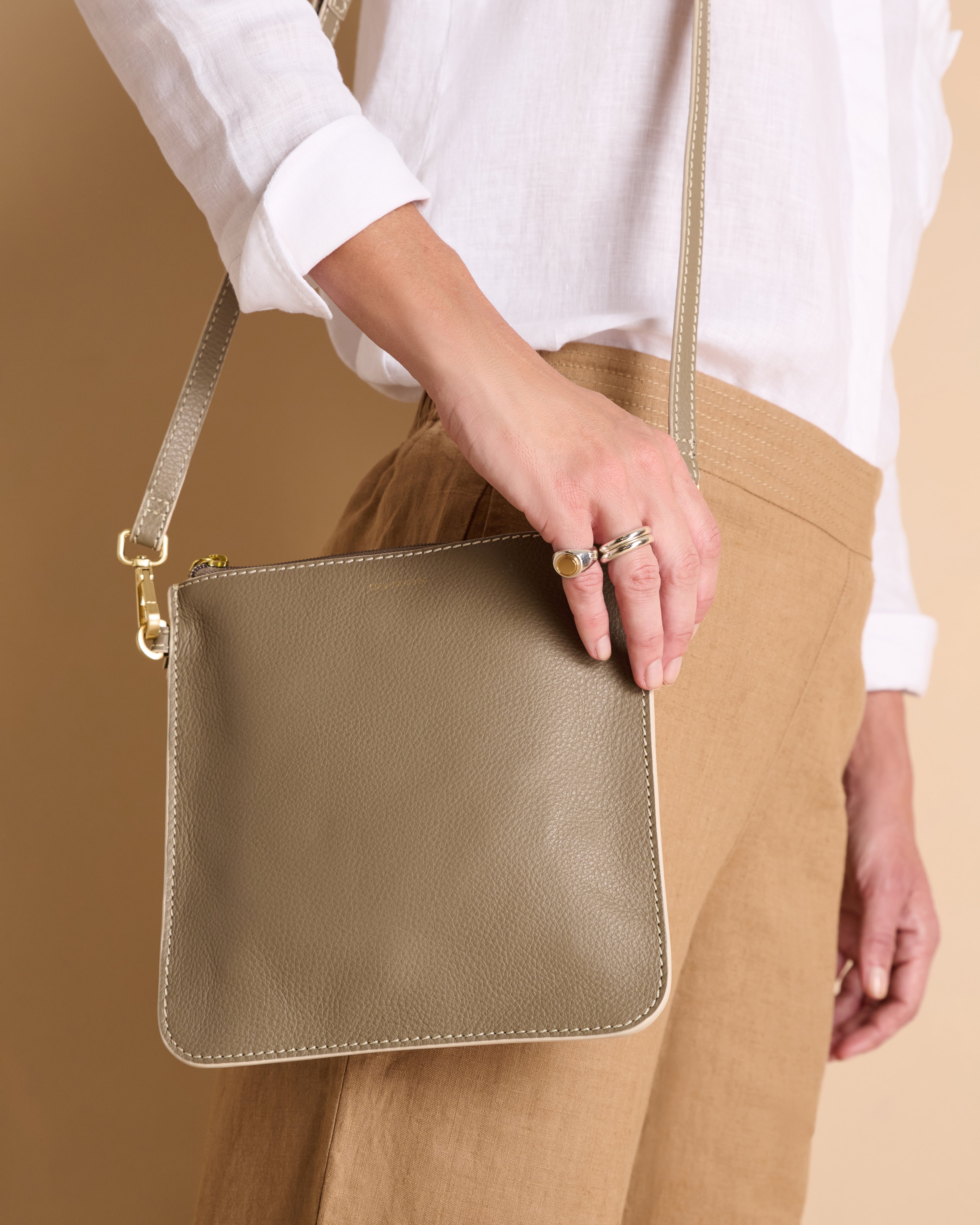 Sac bandoulière plate beige en cuir grainé de vachette