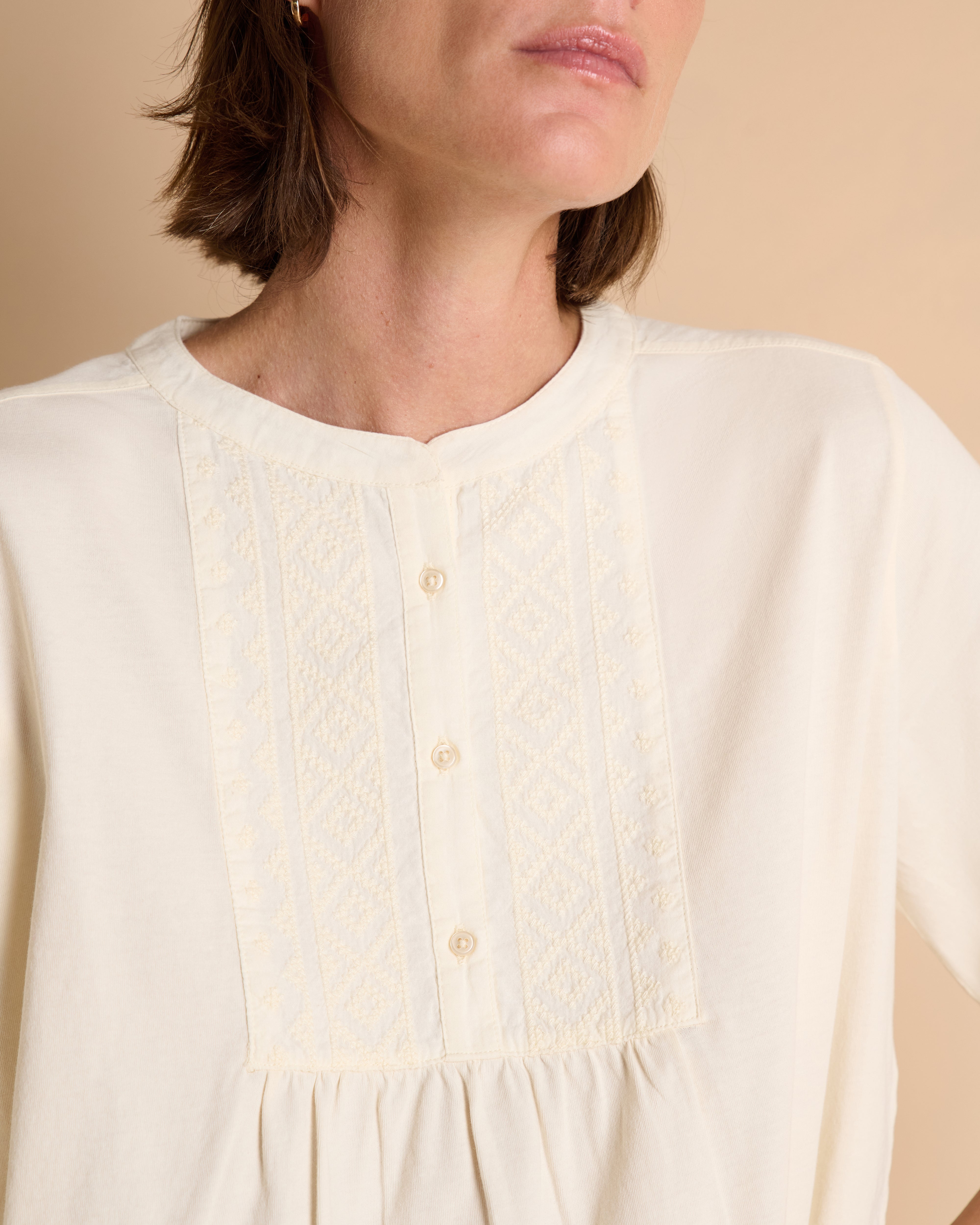 Blouse brodée blanc cassé en jersey de coton