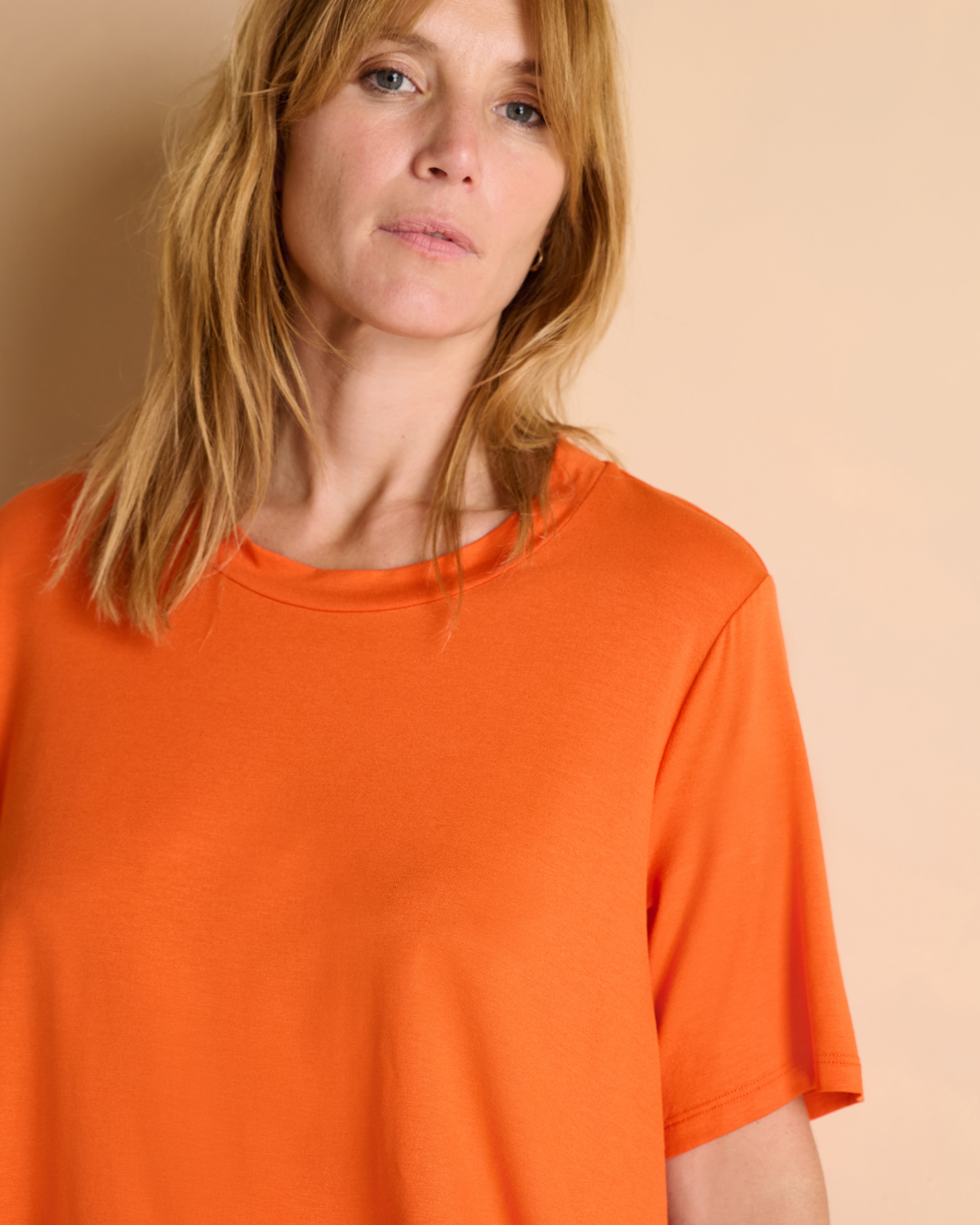 Tee-shirt orange manches courtes et col rond en jersey de viscose fluide