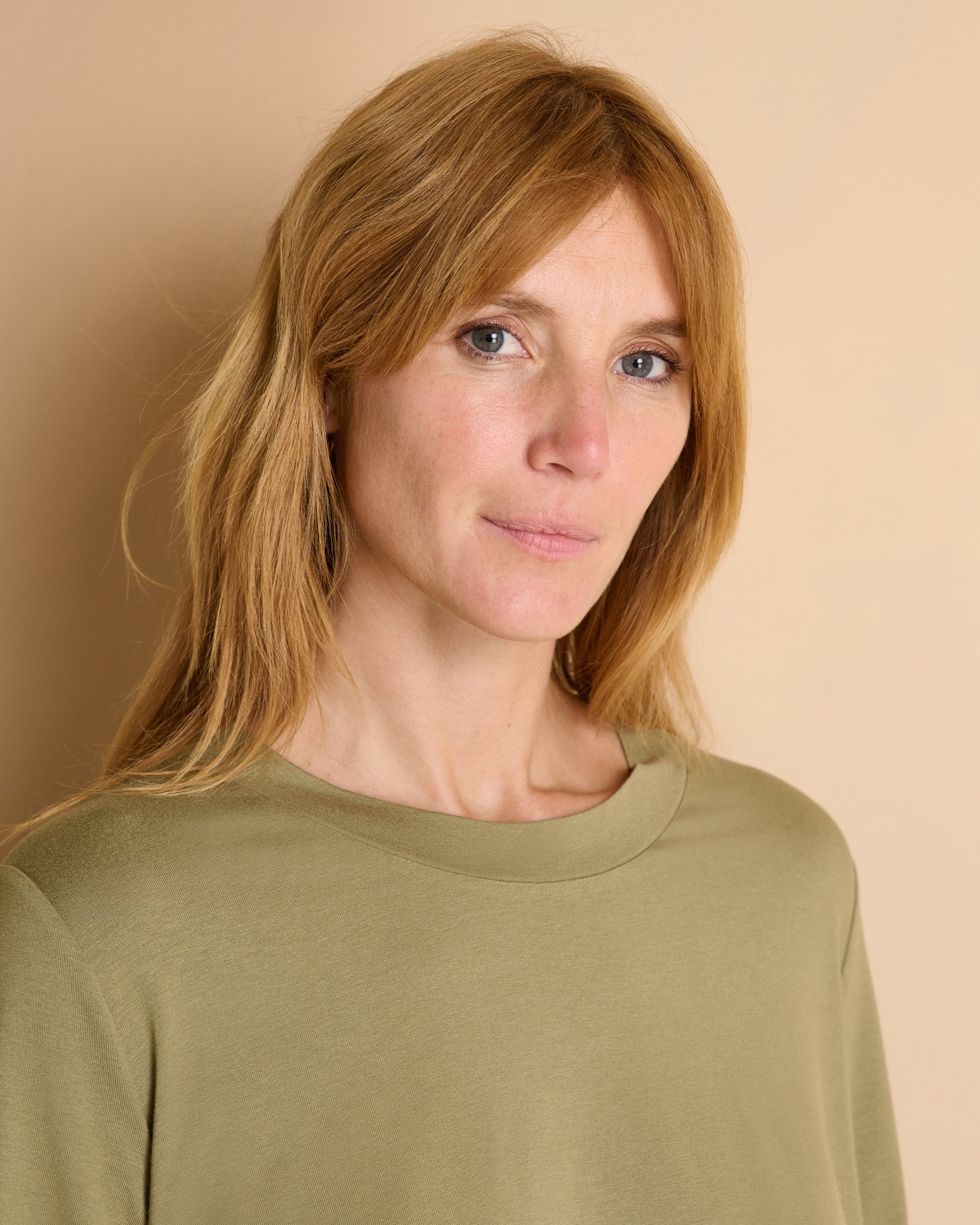 Tee-shirt vert kaki manches courtes et col rond en jersey de viscose fluide