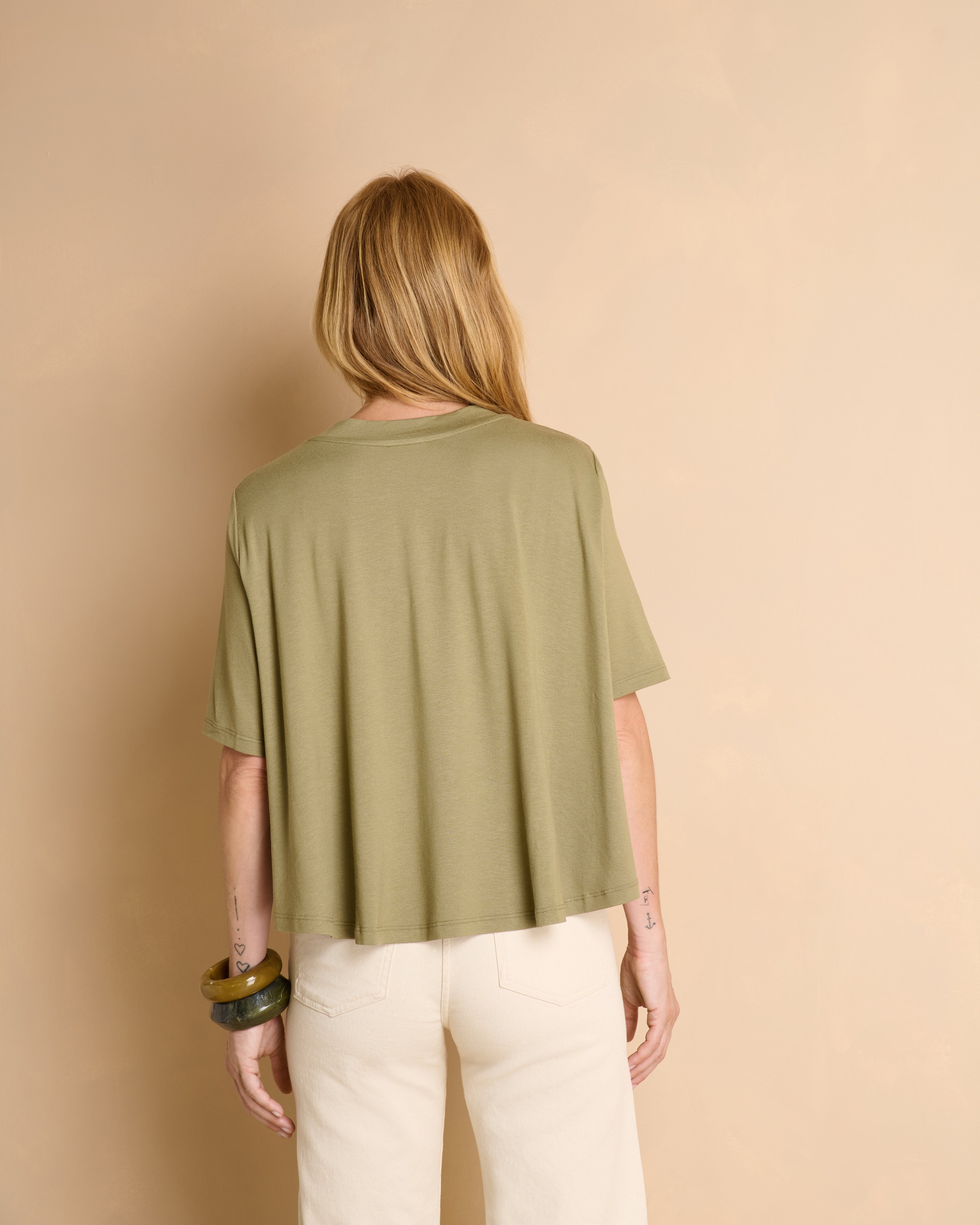 Tee-shirt vert kaki manches courtes et col rond en jersey de viscose fluide