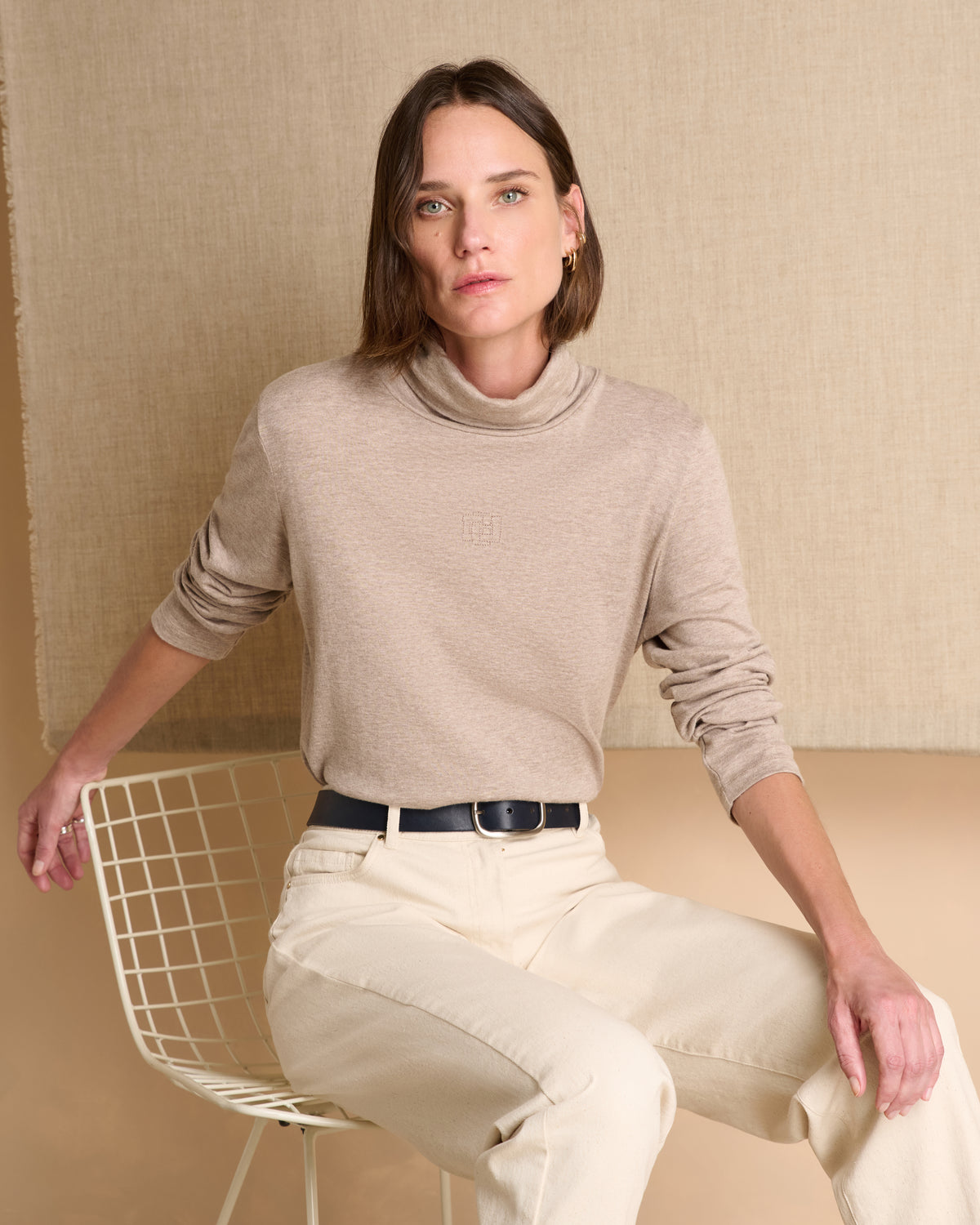 Tee-shirt beige col roulé
