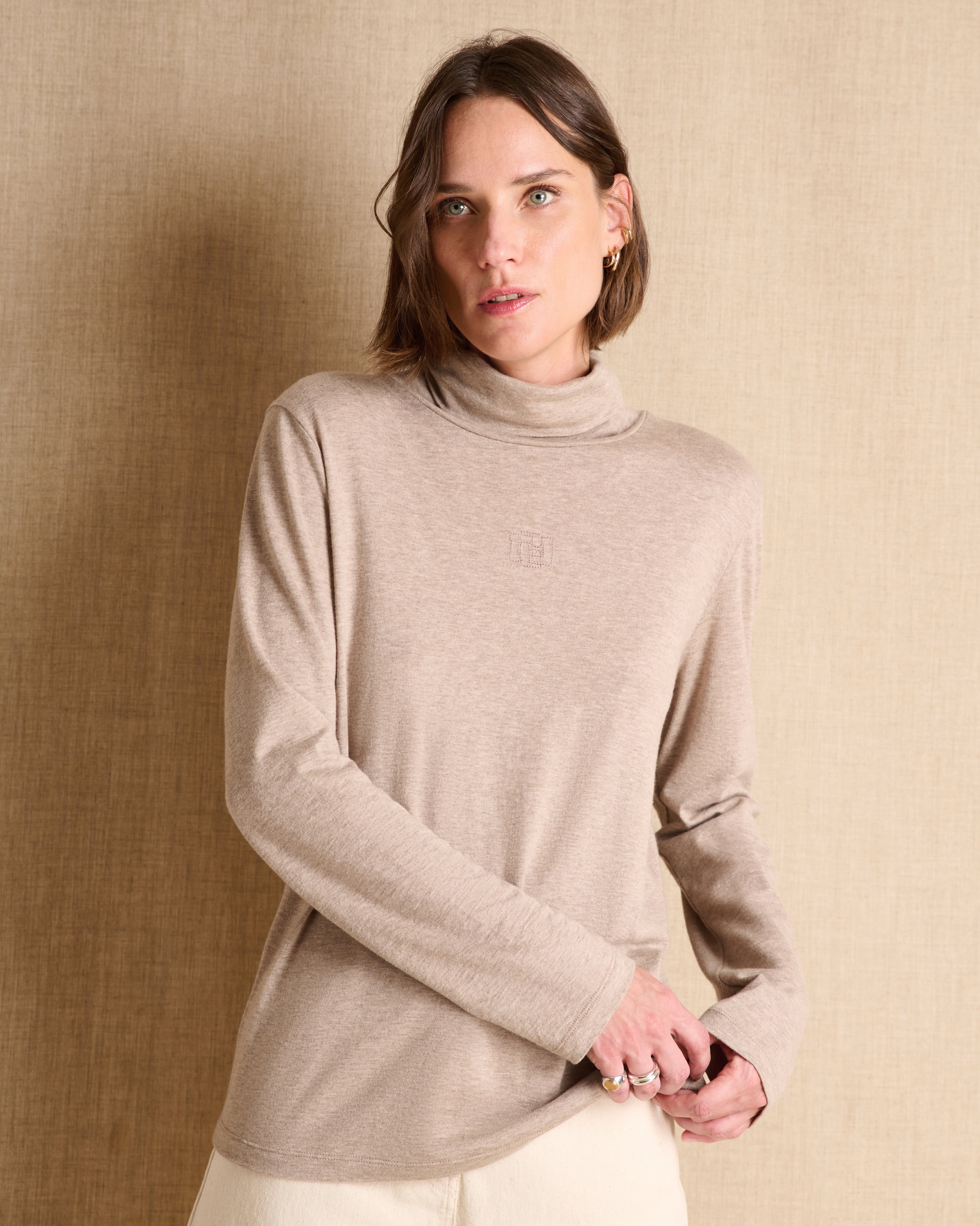 Tee-shirt beige col roulé