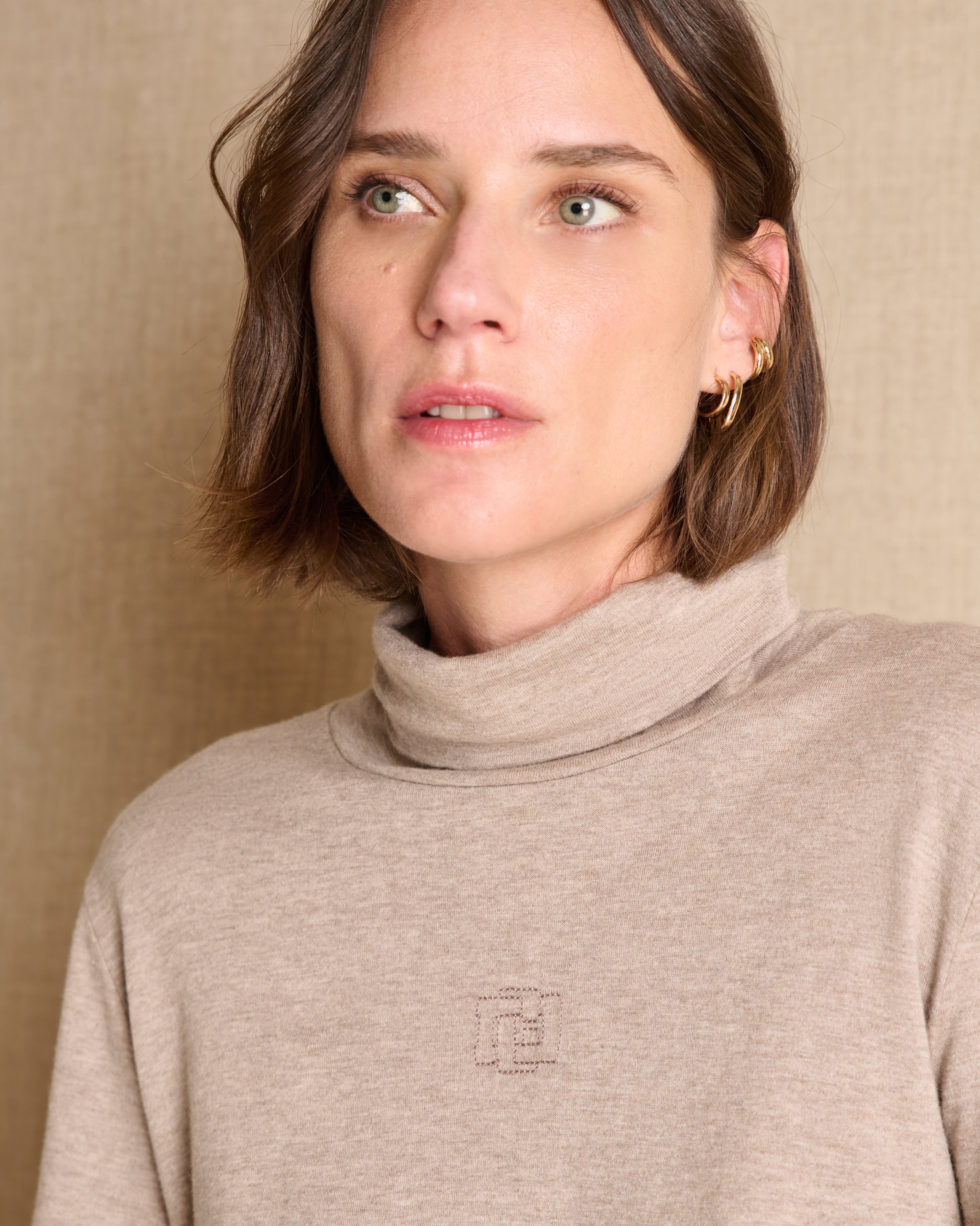 Tee-shirt beige col roulé