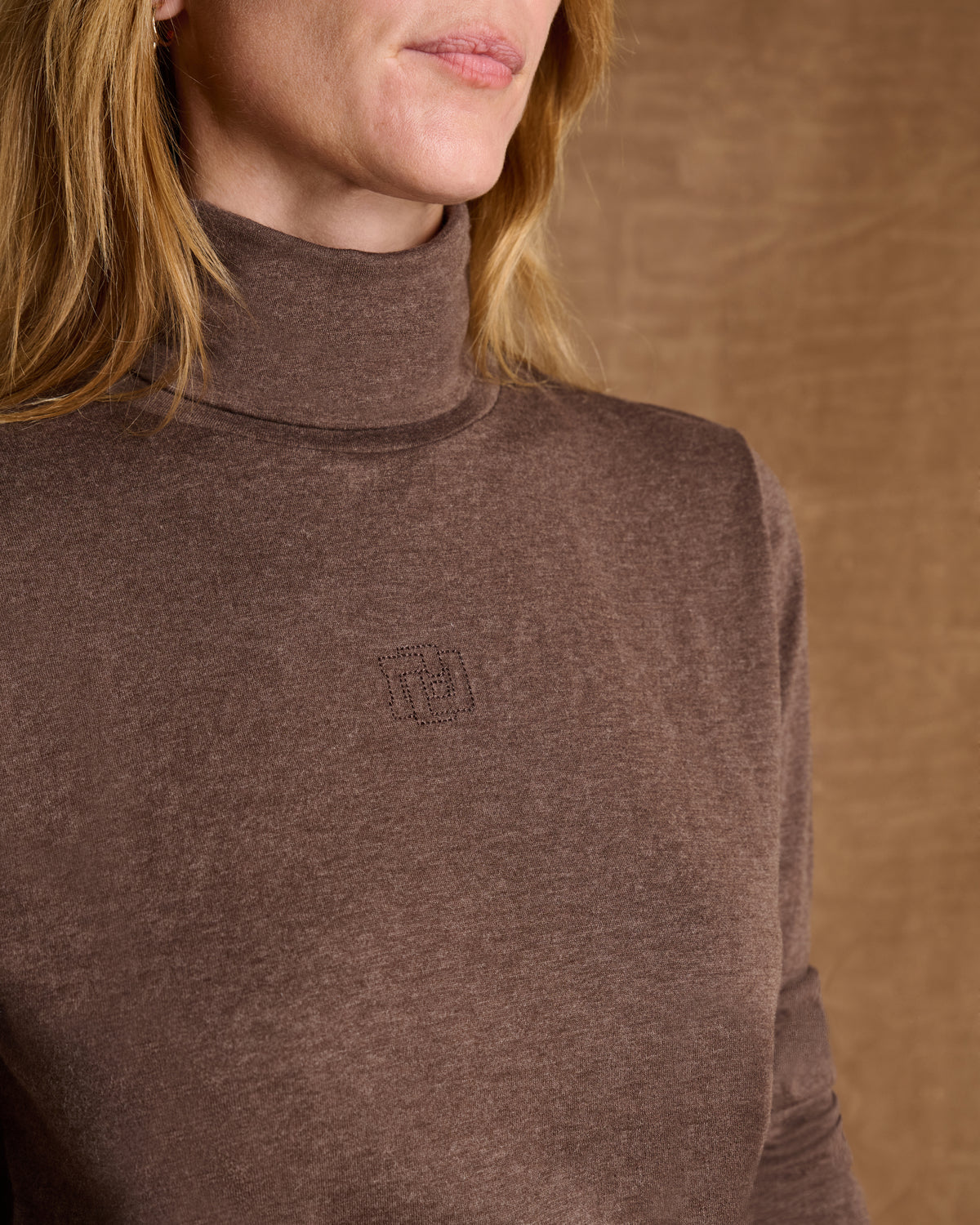 Tee-shirt marron col roulé en coton et cachemire
