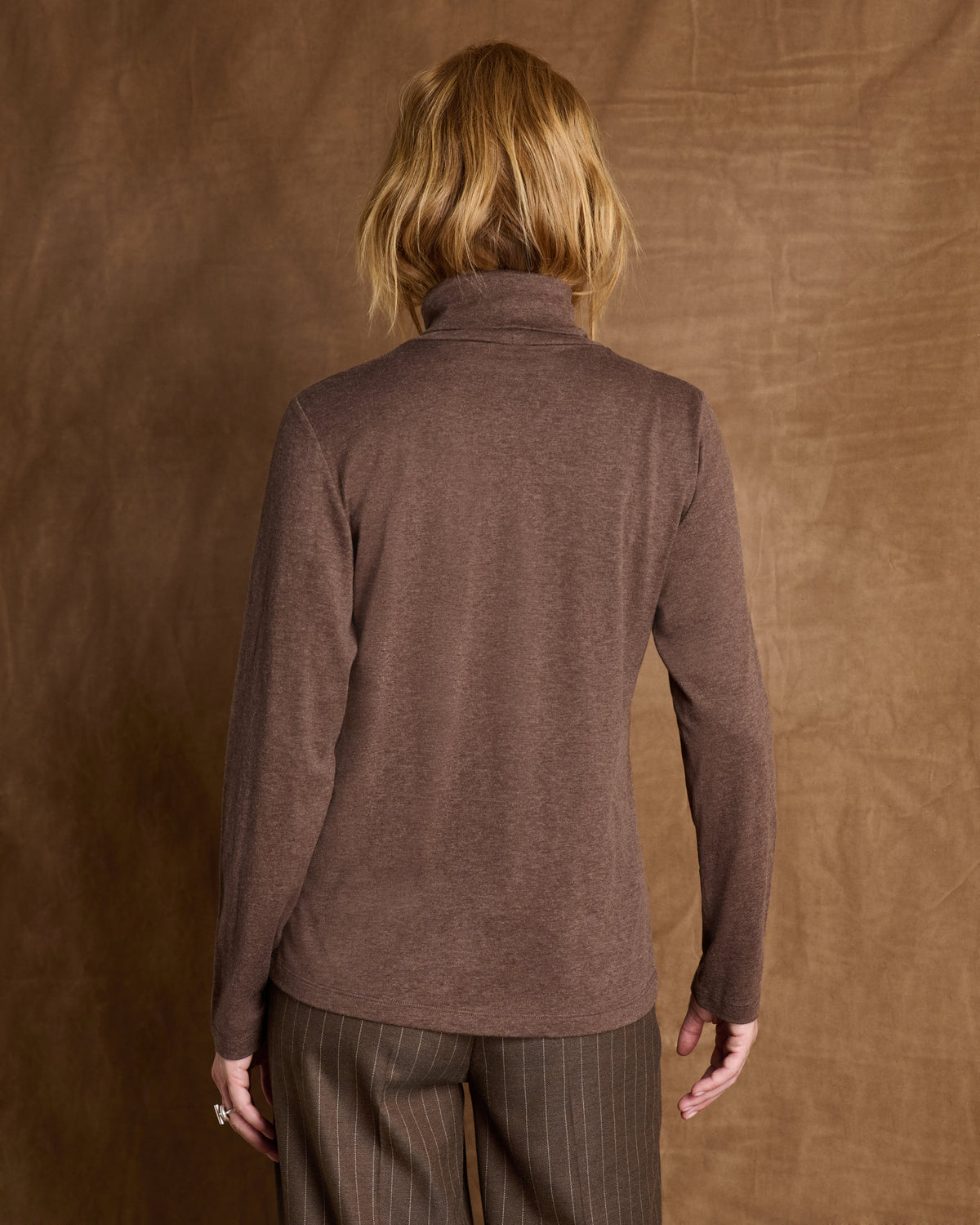 Tee-shirt marron col roulé en coton et cachemire