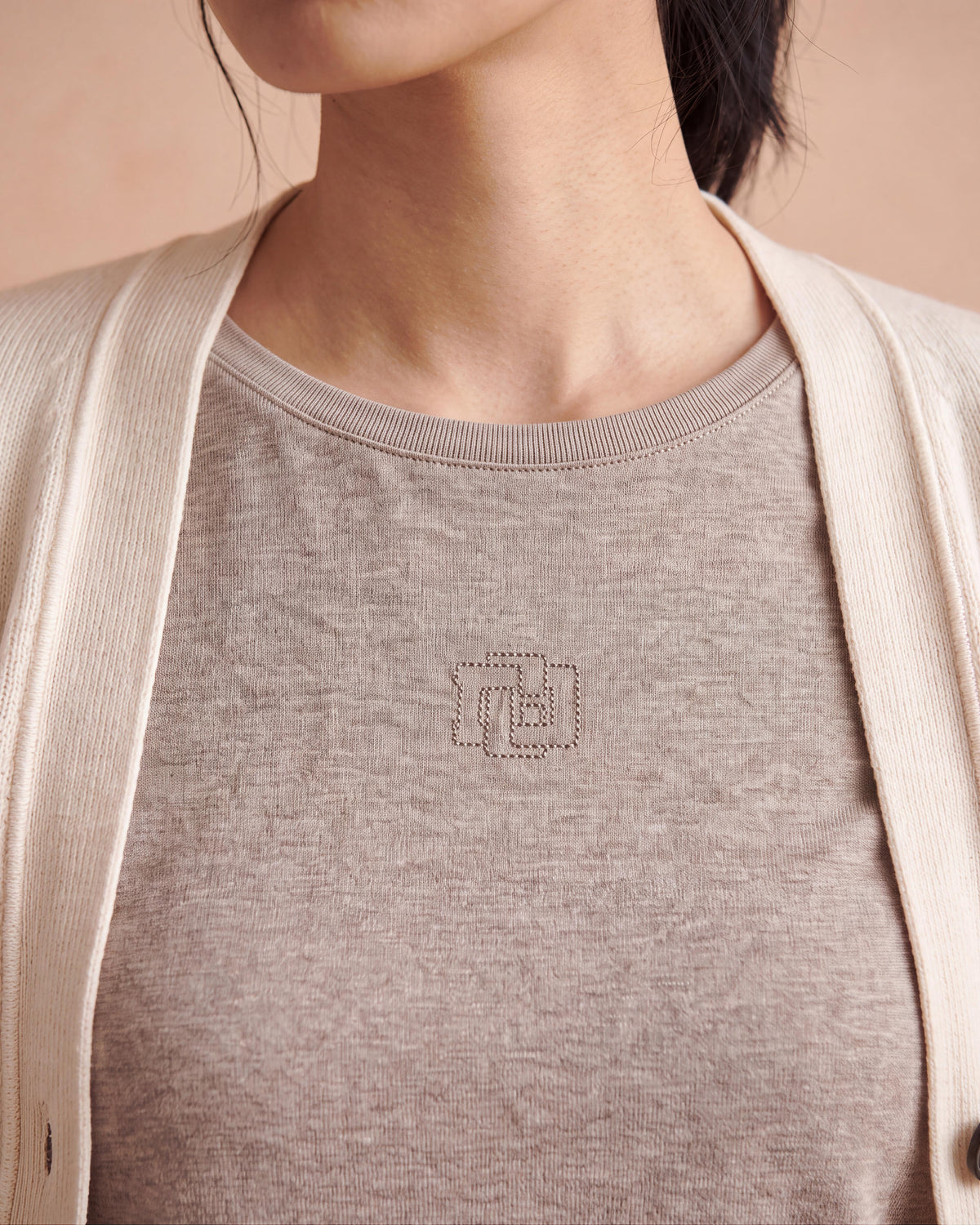 Tee-shirt beige encolure ronde manches longues en coton et cachemire