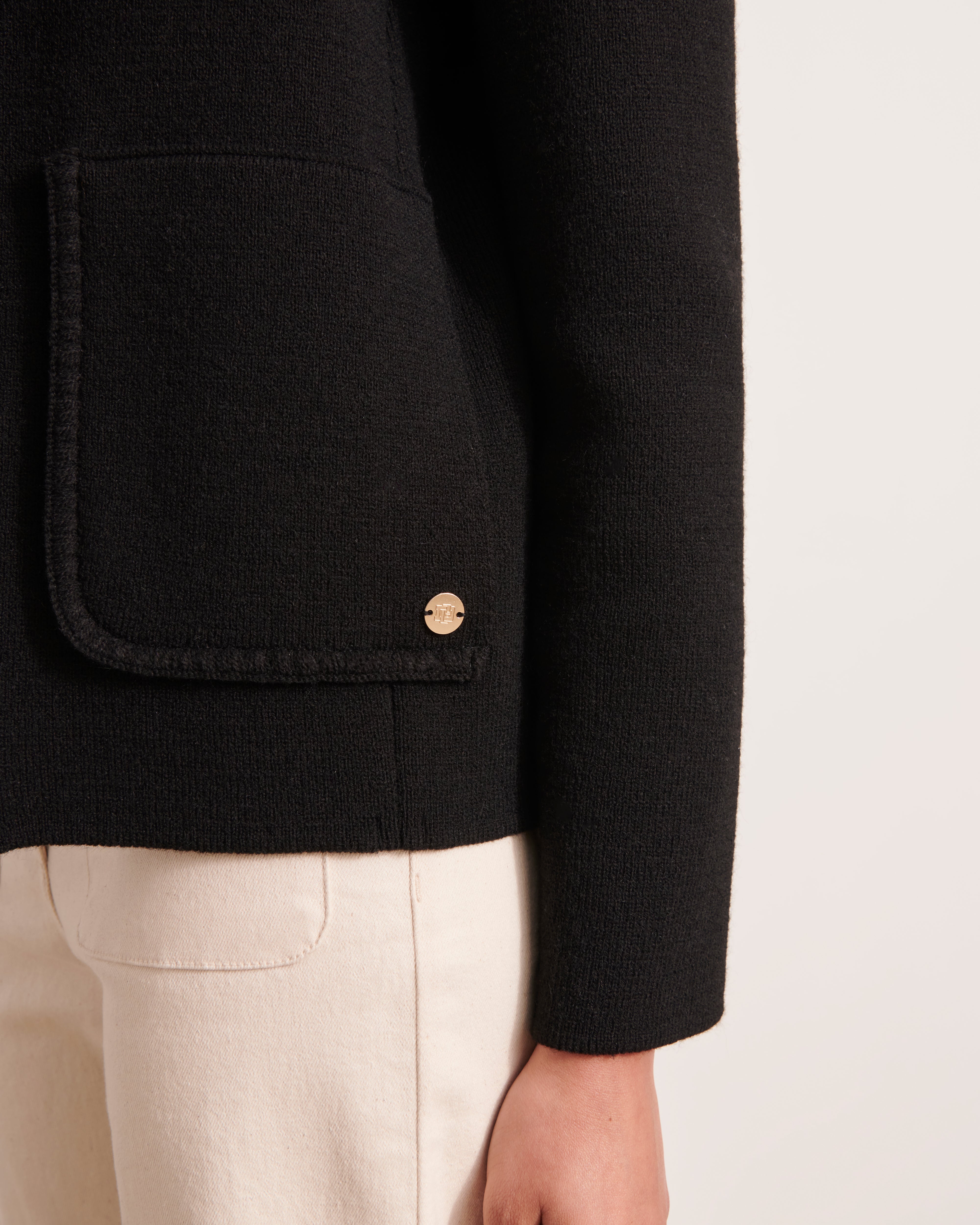 veste noire en maille laine mérinos et alpaga