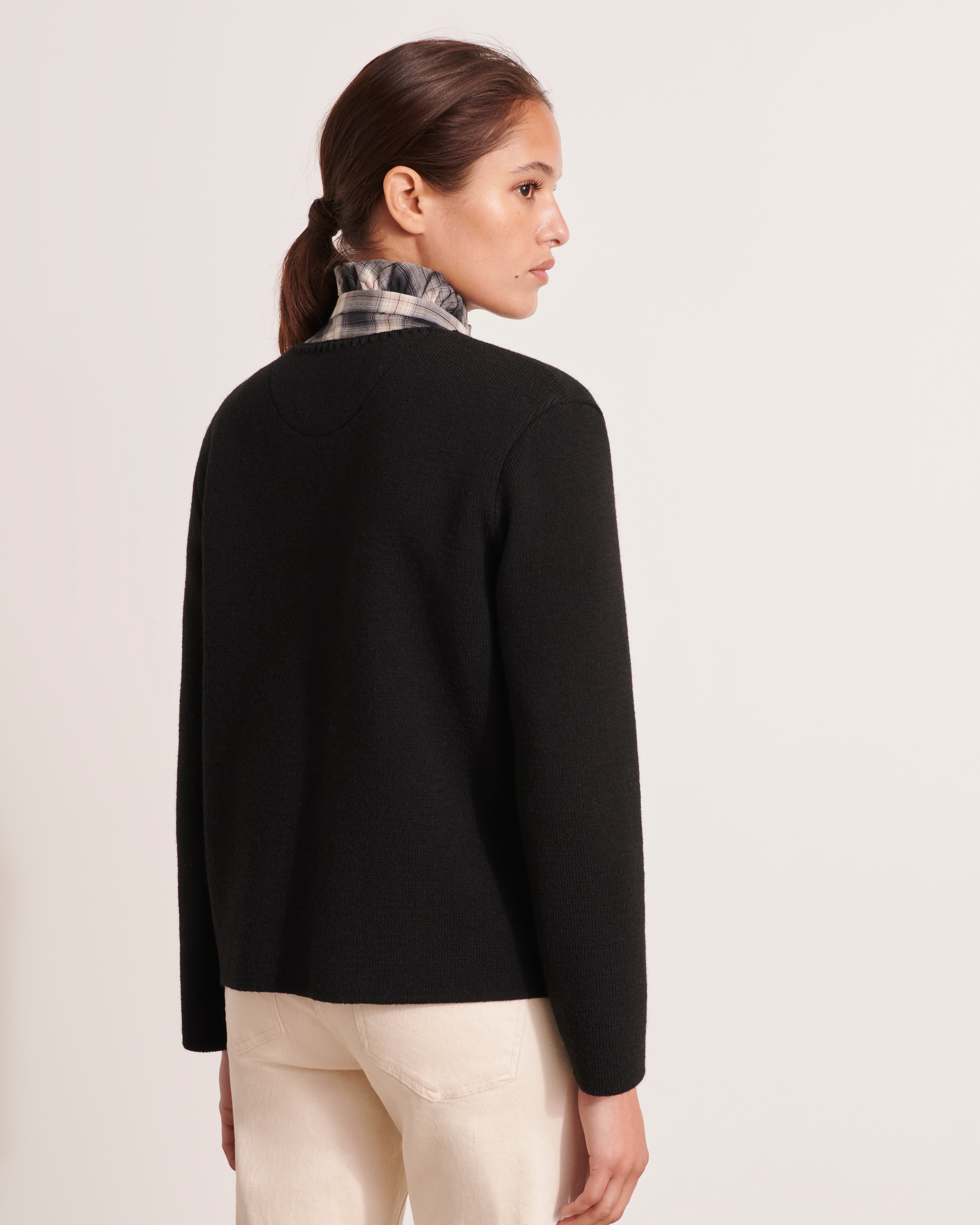 veste noire en maille laine mérinos et alpaga