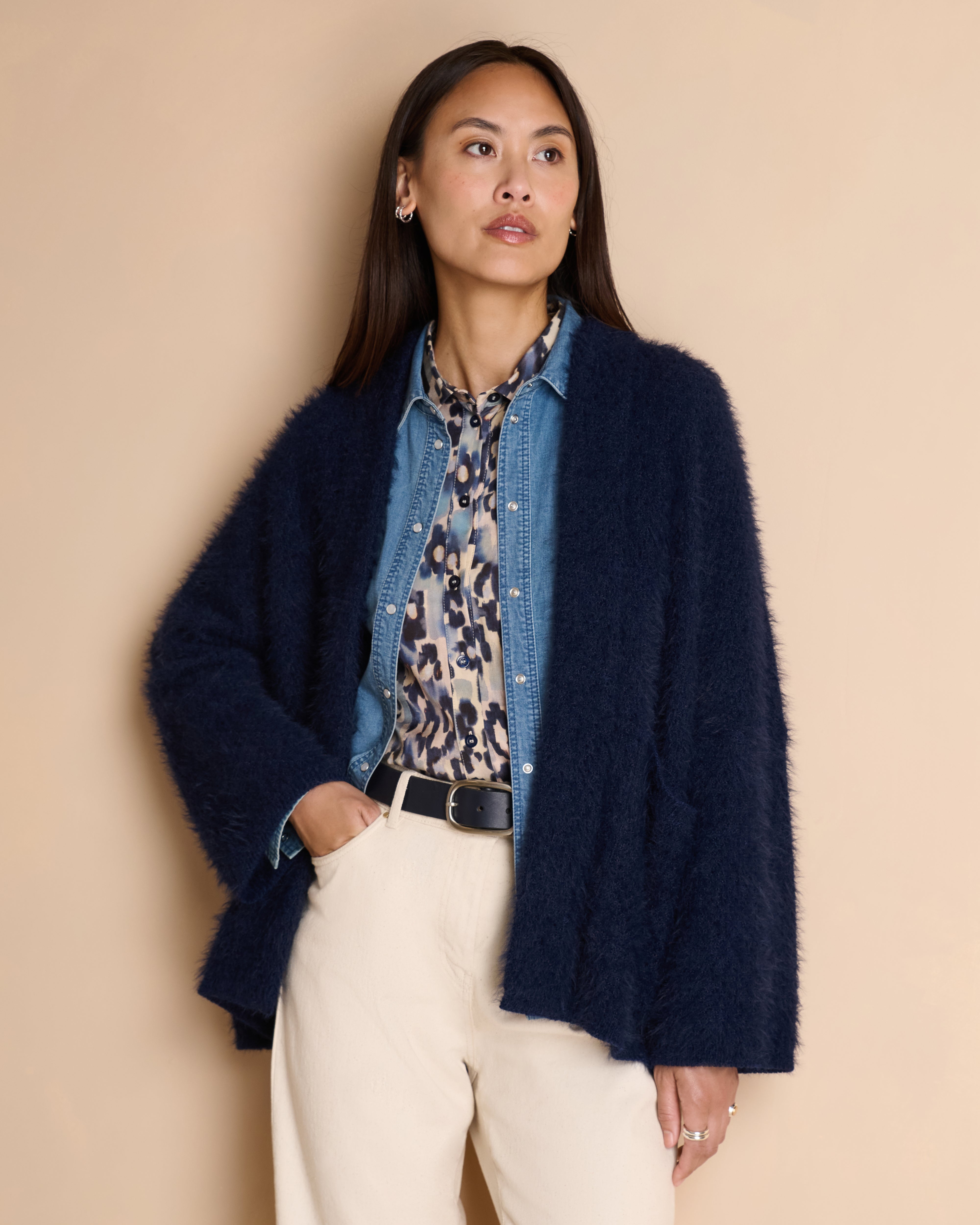 Veste bleu marine col châle en maille poilue de laine et alpaga tricotée en France