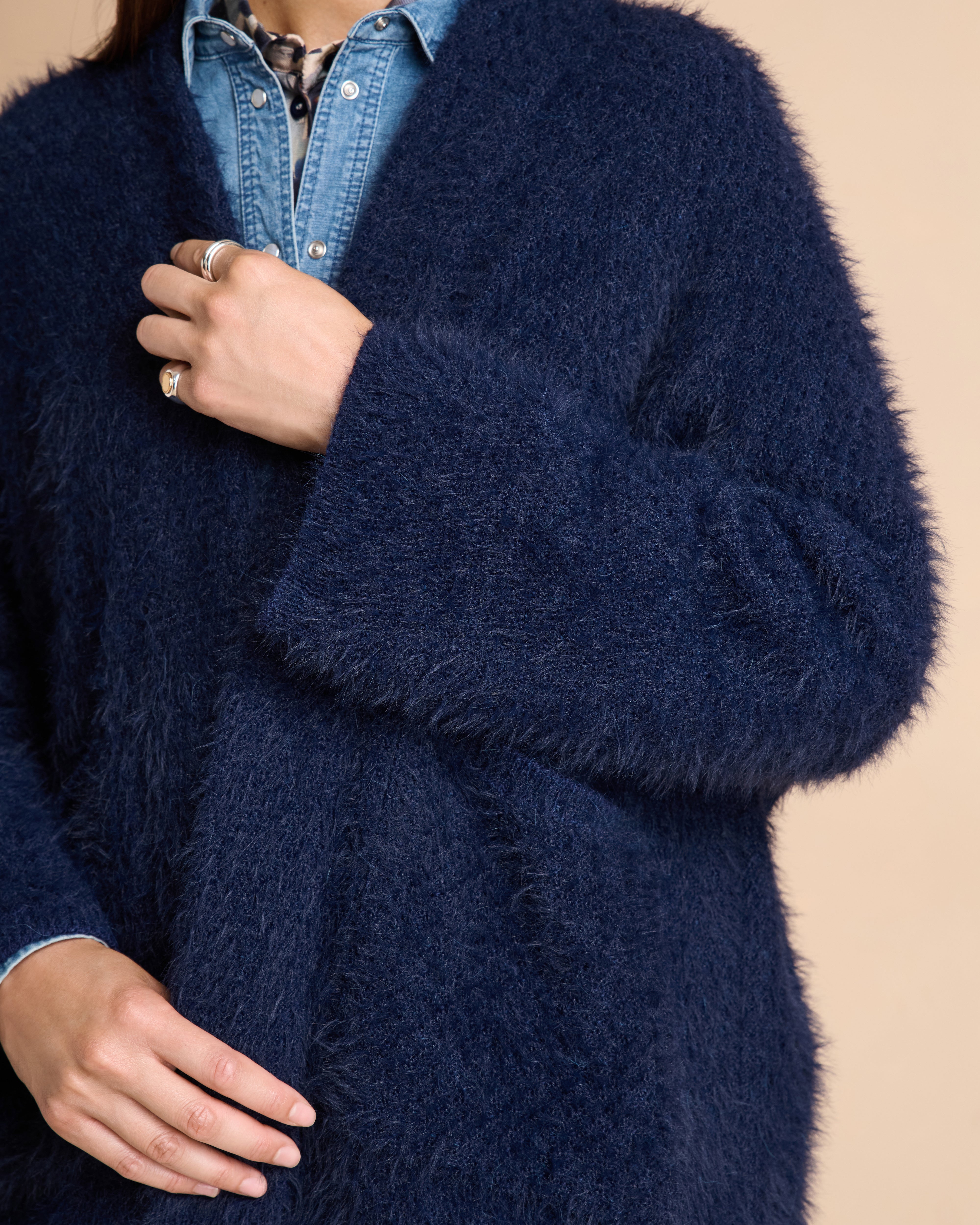 Veste bleu marine col châle en maille poilue de laine et alpaga tricotée en France