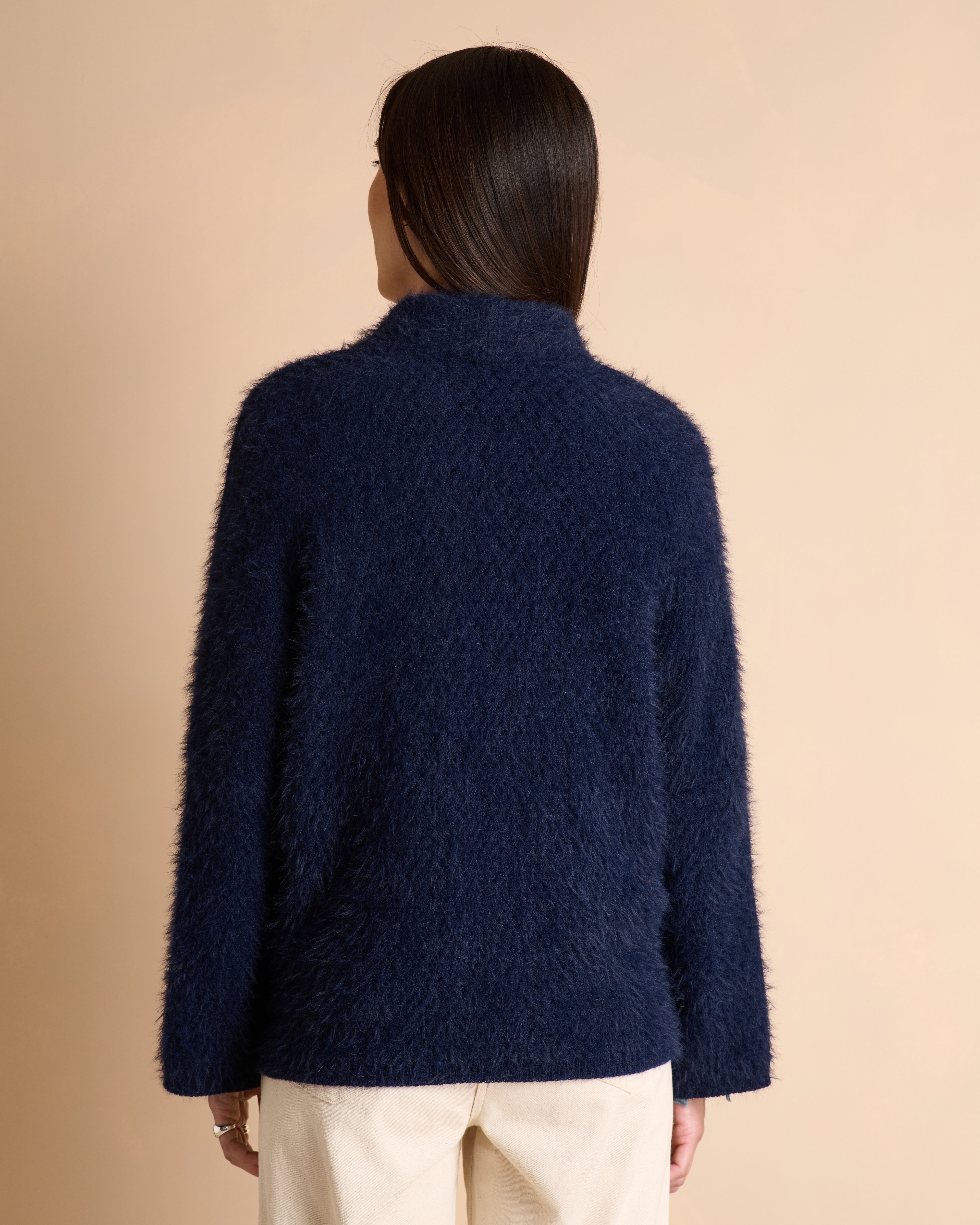 Veste bleu marine col châle en maille poilue de laine et alpaga tricotée en France