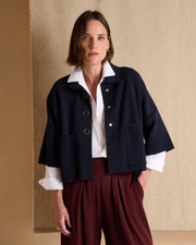 Veste courte bleu marine en laine boutonnée 