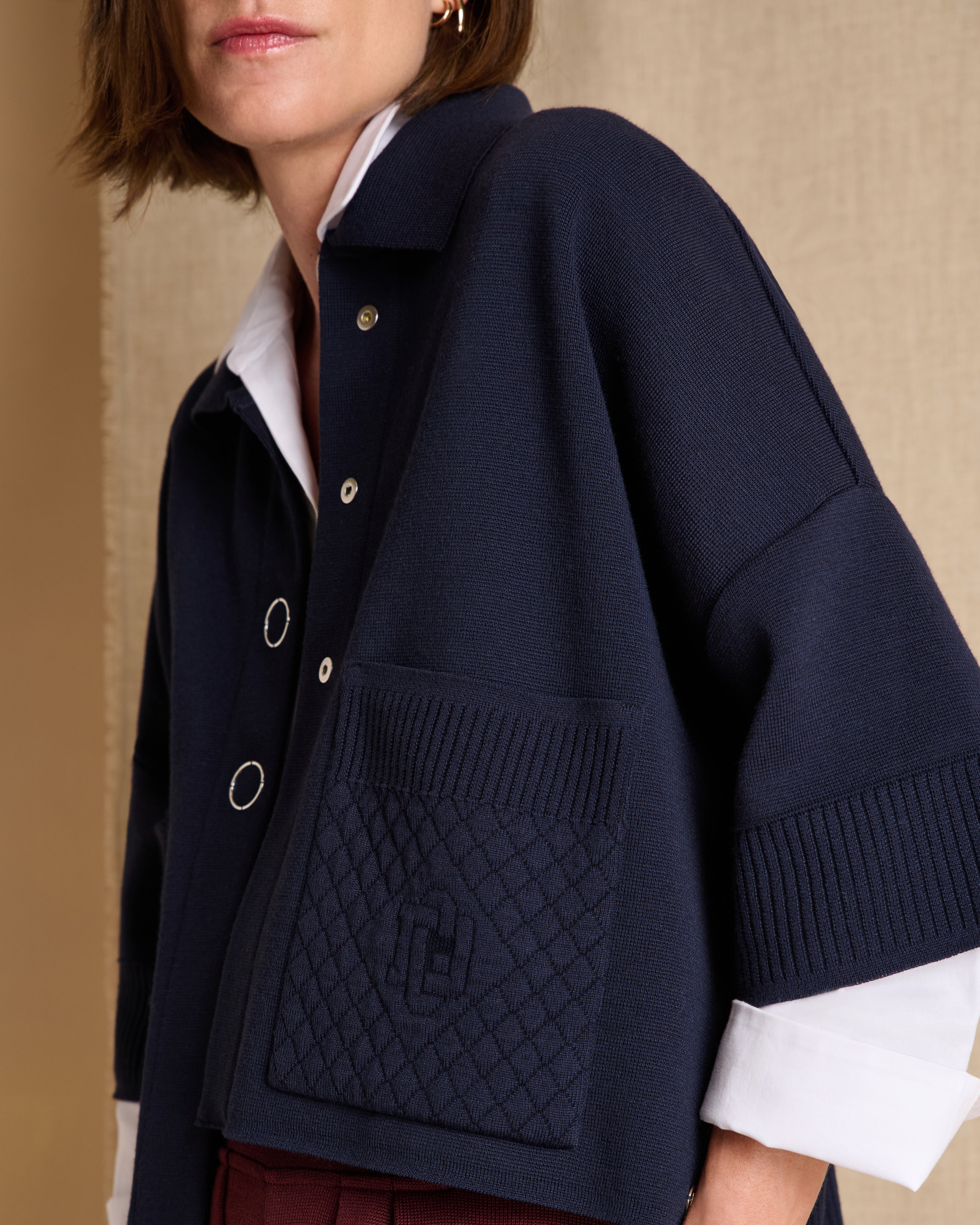 Veste courte bleu marine en laine boutonnée 