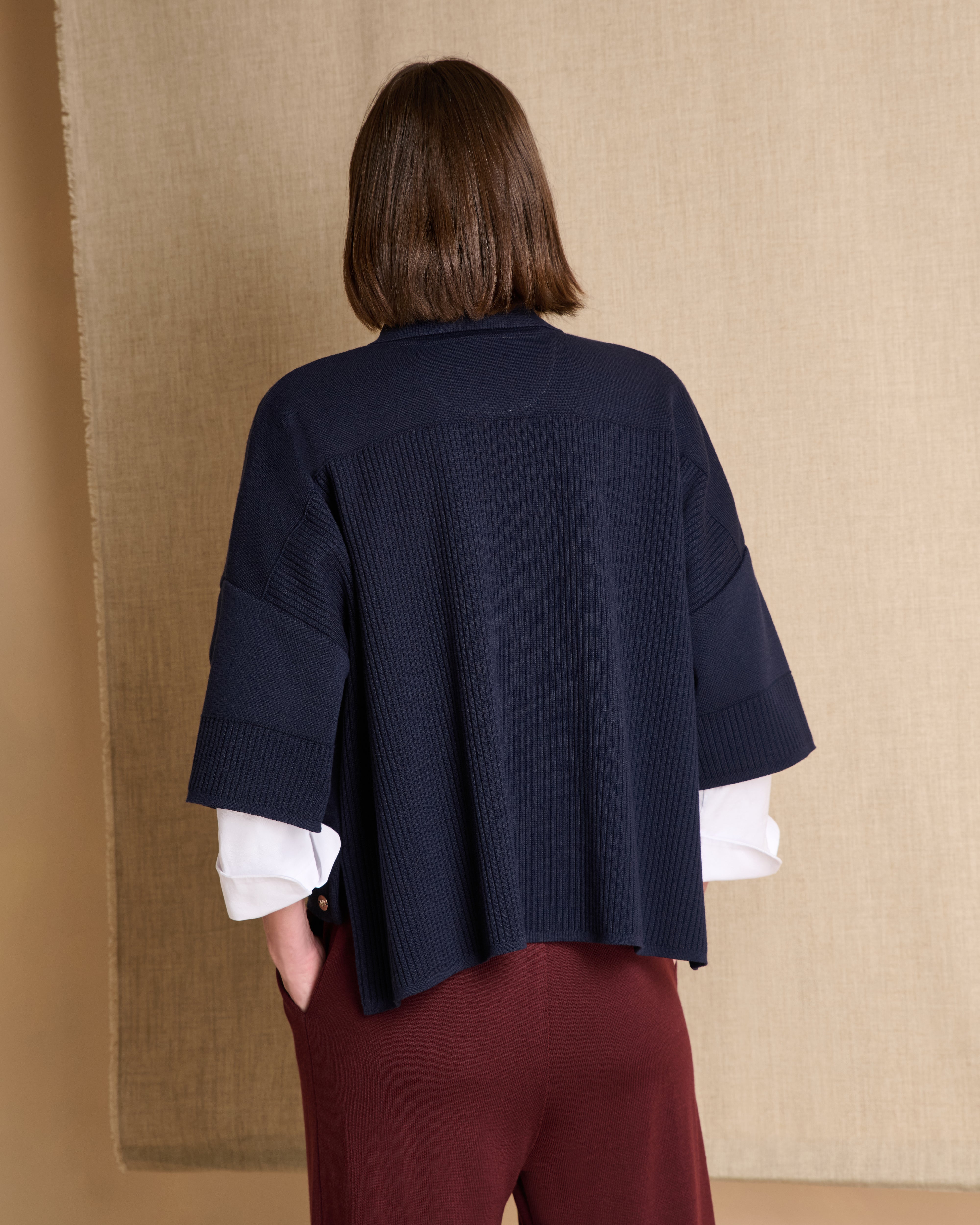Veste courte bleu marine en laine boutonnée 