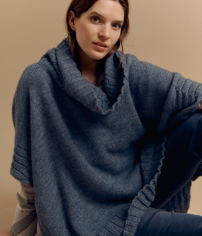 Capa de punto con cuello alto en lana y alpaca GENKA/84245/911